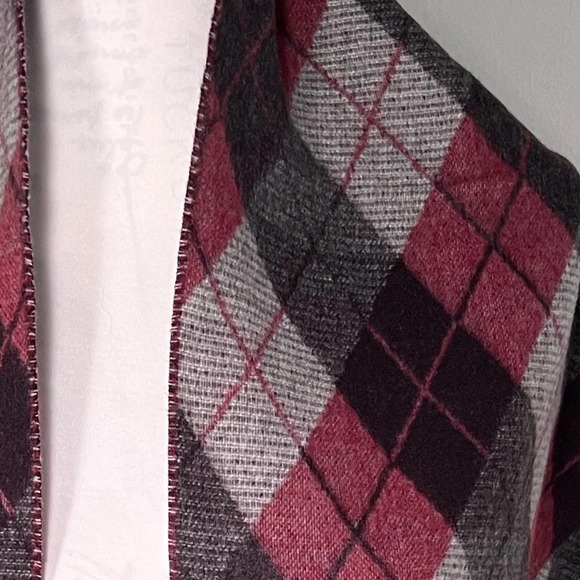 Cashmink by V.FRAAS, Burgundy & Gray undertone argyle pattern scarf w/fringe end - Picture 5 of 6